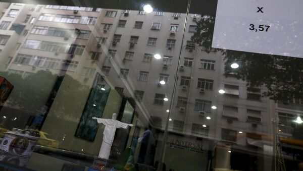 Un signo que da muestra los tipos de cambio del dólar real en Brasil - Sputnik Mundo