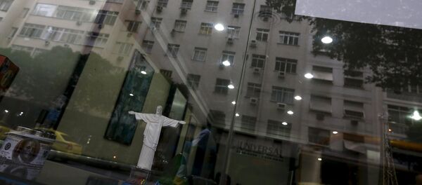 Un signo que da muestra los tipos de cambio del dólar real en Brasil - Sputnik Mundo