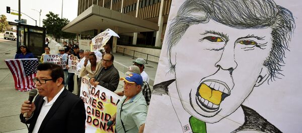 Juan Jose Gutierrez, miembro de la comunidad latina, protesta contra la política del candidato presidencial republicano Donald Trump Juan Jose Gutierrez, miembro de la comunidad latina, protesta contra la política del candidato presidencial republicano Donald Trump - Sputnik Mundo