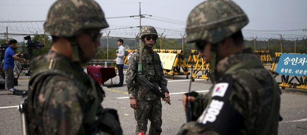 Soldados de Corea del Sur están de guardia cerca de la zona desmilitarizada que separa las dos Coreas - Sputnik Mundo