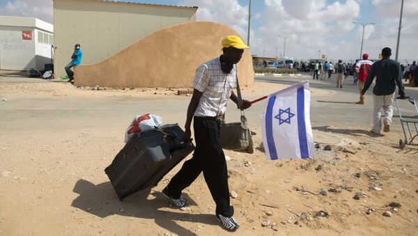 Un inmigrante ilegal cerca del centro de Holot, en el desierto del Neguev - Sputnik Mundo