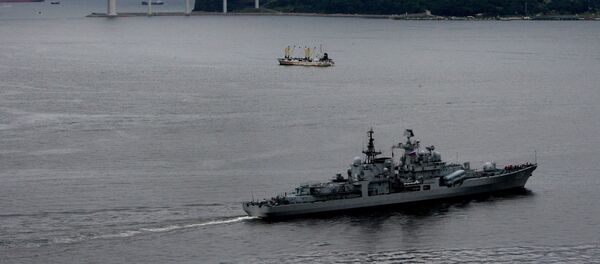El destructor chino Taizhou durante las maniobras navales ruso-chinos en Vladivostók en 2015 - Sputnik Mundo