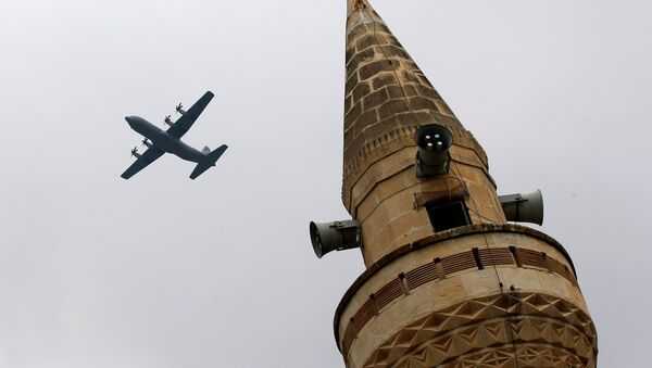 Avión de cargo estadounidense despega desde la base aérea de Incirlik en Turquía, el 30 de julio, 2015 Avión de cargo estadounidense despega desde la base aérea de Incirlik en Turquía, el 30 de julio, 2015 - Sputnik Mundo