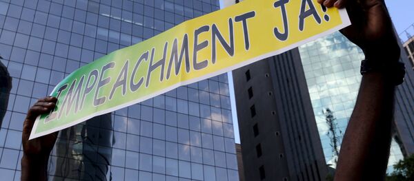 Manifestante lleva un póster que dice: «Impeachment ya!» - Sputnik Mundo