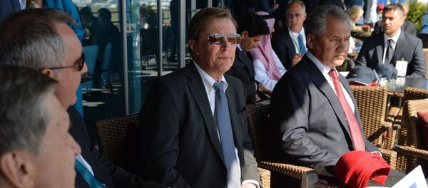 Jefe de la Administración Presidencial, Serguéi Ivanov, y ministro de Defensa de Rusia, Serguéi Shoigú, al visitar MAKS 2015 - Sputnik Mundo