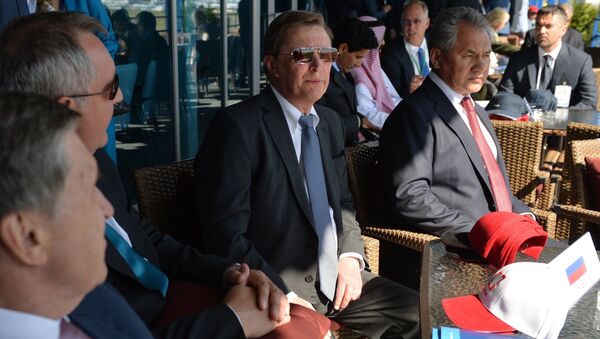 Jefe de la Administración Presidencial, Serguéi Ivanov, y ministro de Defensa de Rusia, Serguéi Shoigú, al visitar MAKS 2015 - Sputnik Mundo