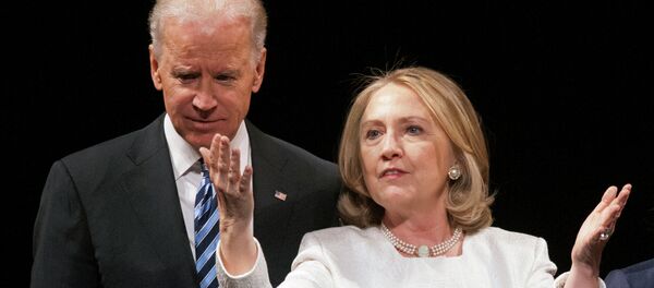 Vicepresidente de EEUU, Joe Biden, y ex secretaria de Estado de EEUU, Hillary Clinton (archivo) Vicepresidente de EEUU, Joe Biden, y ex secretaria de Estado de EEUU, Hillary Clinton (archivo) - Sputnik Mundo