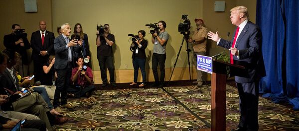 Trump expulsa al periodista mexicano Ramos de una rueda de prensa - Sputnik Mundo