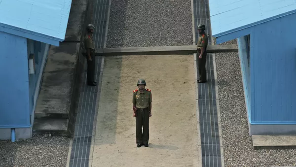 North Korean soldiers stand guard prior to a reunification rally in the border village of Panmunjom at the DMZ in North Korea, Saturday, Aug. 15, 2015. - Sputnik Mundo