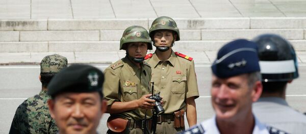 North Korean army soldiers and UN soldiers in DMZ - Sputnik Mundo