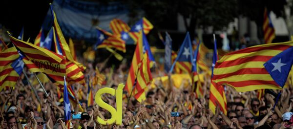 Partidarios de la independencia de Catalonia durante una manifestación en Barcelona - Sputnik Mundo