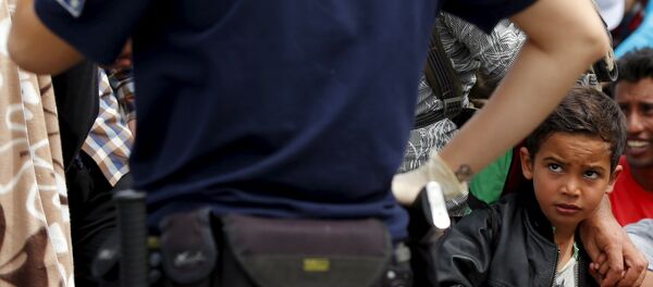 Migrantes cerca de la frontera húngaro-serbia - Sputnik Mundo