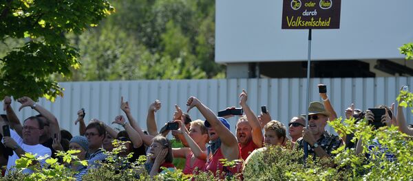 Manifestantes durante la visita de Algela Merkel al albergue para refugiados en Heidenau - Sputnik Mundo