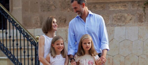 Familia Real: Rey Felipe VI, Reina Letizia con sus hijas la princesa Sofía y la princesa Leonor - Sputnik Mundo