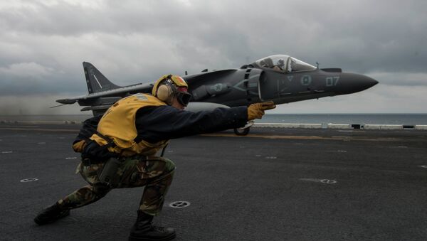 AV-8B Harrier despega de USS Bonhomme cerca las costas de península de Corea - Sputnik Mundo