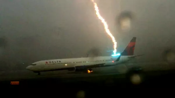 Un rayo impacta contra un avión… - Sputnik Mundo