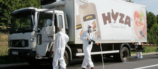 El camión donde fueron hallados los cadáveres de los inmigrantes - Sputnik Mundo