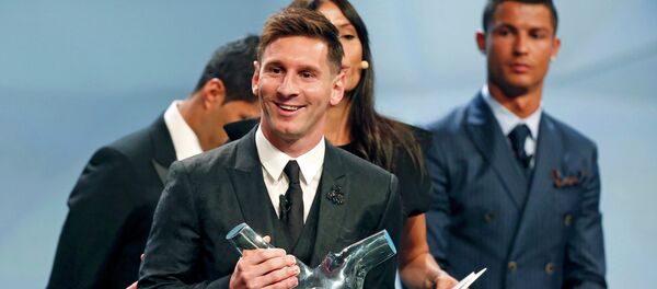 Lionel Messi, delantero del FC Barcelona, recibe el galardón del mejor futbolista de Europa, el 27 de agosto, 2015 Lionel Messi, delantero del FC Barcelona, recibe el galardón del mejor futbolista de Europa, el 27 de agosto, 2015 - Sputnik Mundo