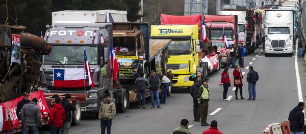 Transportistas bloquean una autopista en los accesos de Santiago durante una protesta, el 27 de agosto, 2015 - Sputnik Mundo