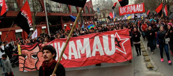 Estudiantes marchan contra la política de la educación universitaria en Santiago de Chile - Sputnik Mundo
