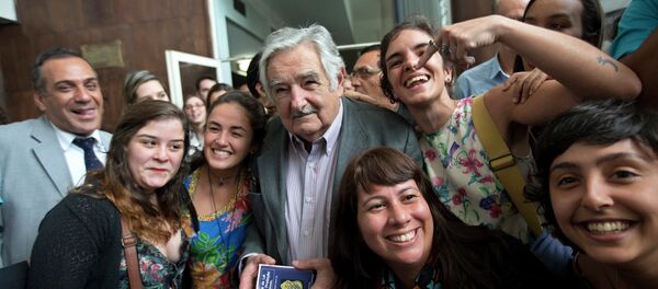 El ex presidente de Uruguay José Mujica con sus partidarios brasileños en Río de Janeiro - Sputnik Mundo