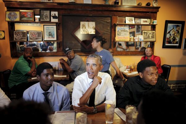 El presidente de EEUU, Barack Obama, come en el restaurante de Willie Mae cerca del centro de Nueva Orleans El presidente de EEUU, Barack Obama, come en el restaurante de Willie Mae cerca del centro de Nueva Orleans - Sputnik Mundo