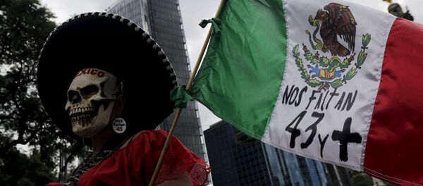 Una protesta en México a 11 meses de la desaparición de 43 estudiantes de Ayotzinapa. 26 de agosto de 2015 - Sputnik Mundo