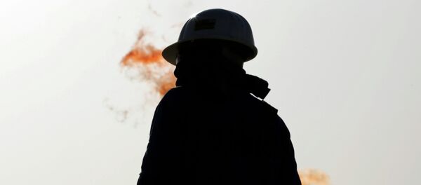 Trabajador de un campo petrolero en Sajir, Bahrein Trabajador de un campo petrolero en Sajir, Bahrein - Sputnik Mundo