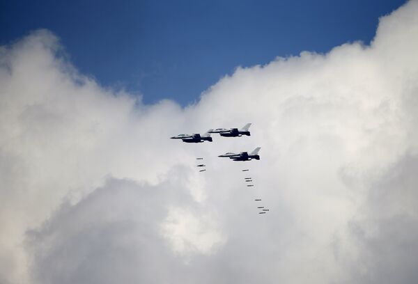 KF-16 fighters take part in a U.S.-South Korea joint live-fire military exercise at a training field near the demilitarized zone separating the two Koreas in Pocheon, South Korea, August 28, 2015 - Sputnik Mundo