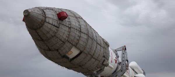 A Russian Proton-M rocket carrying the British telecommunications satellite Inmarsat-5 F3 is mounted on a launch pad at the Russian leased Baikonur cosmodrome on August 25, 2015.  - Sputnik Mundo
