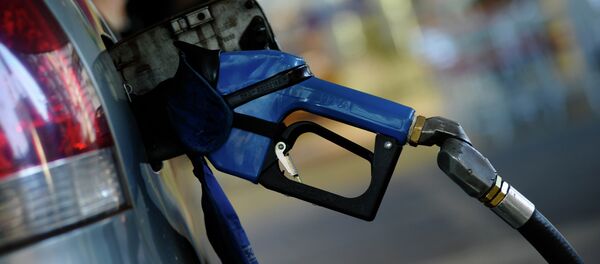 Pistola de abastecimiento en una gasolinera Pistola de abastecimiento en una gasolinera - Sputnik Mundo