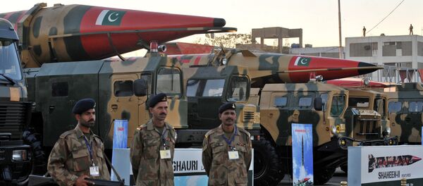 Misil nuclear de Fuerzas Armadas de Pakistán presentado en la Exposición Internacional de Defensa en la ciudad de Karachi, Pakistán - Sputnik Mundo