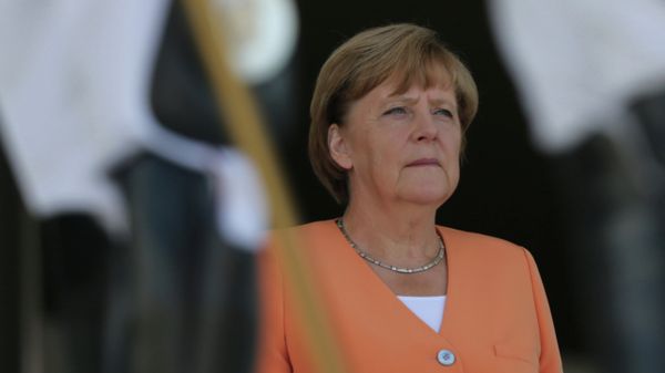 German Chancellor Angela Merkel stands during the playing of Germany's national anthem during a welcome ceremony at the Planalto Presidential Palace, in Brasilia, Brazil, Thursday, Aug. 20, 2015 - Sputnik Mundo
