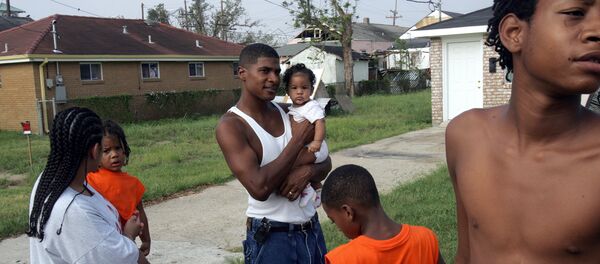Una familia afroamericana regresa a su casa despúes de huricán Katrina en Nueva Orleans - Sputnik Mundo