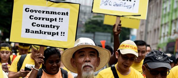 Manifestantes salieron a las calles de Kuala Lumpur para exigir la dimisión del primer ministro de Malasia Najib Razak - Sputnik Mundo