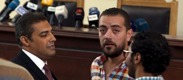 Periodistas de Al Jazeera Mohamed Fahmi y Baher Mohamed antes de escuchar veredicto - Sputnik Mundo