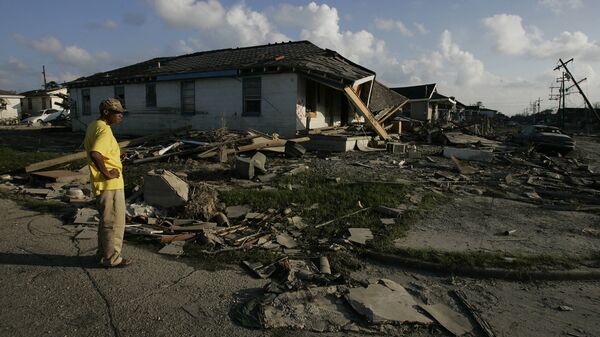 Un hombre afroamericano examina su casa destruida en un barrio de Nueva Orleans - Sputnik Mundo