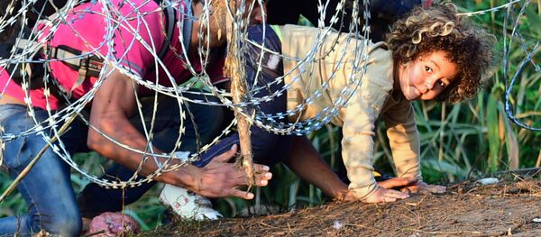 Inmigrantes en la frontera entre Serbia y Hungría - Sputnik Mundo