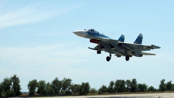 Avión Su-33 durante el vuelo de entrenamiento de los pilotos de la Flota del Norte Avión Su-33 durante el vuelo de entrenamiento de los pilotos de la Flota del Norte - Sputnik Mundo