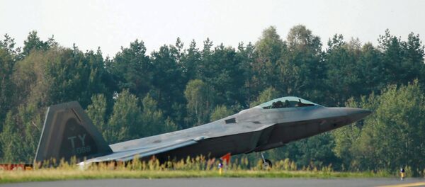 A U.S. F-22 fighter jet is pictured at a Polish Air Forces air base in Lask near Lodz, central Poland August 31, 2015 A U.S. F-22 fighter jet is pictured at a Polish Air Forces air base in Lask near Lodz, central Poland August 31, 2015 - Sputnik Mundo