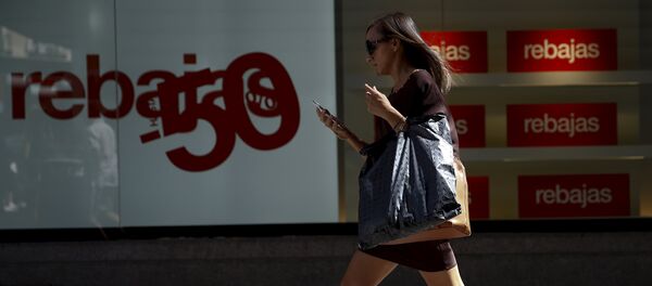 Una mujer pasa cerca de una tienda Una mujer pasa cerca de una tienda - Sputnik Mundo