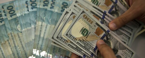 Billetes de real brasileño y de dólar norteamericano - Sputnik Mundo