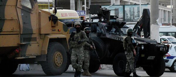 Soldados turcos después de los enfrentamientos en Diyarbakir - Sputnik Mundo