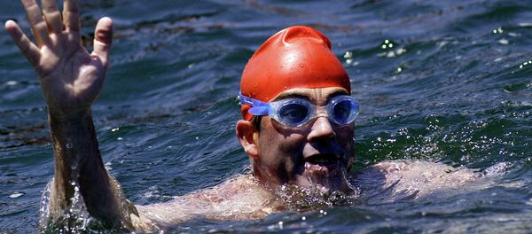 Lewis Pugh, nadador británico - Sputnik Mundo