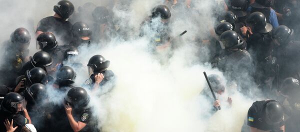 Enfrentamientos junto a la sede del Parlamento ucraniano - Sputnik Mundo