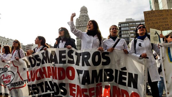 Los profesores protestan recortes de recursos - Sputnik Mundo