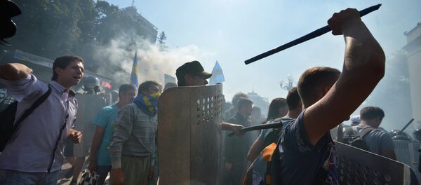 Enfrentamientos junto a la sede del Parlamento ucraniano - Sputnik Mundo