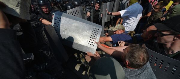 Enfrentamientos junto a la sede del Parlamento ucraniano - Sputnik Mundo