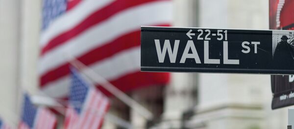 Una señal de Wall Street con unas banderas de EEUU de fondo - Sputnik Mundo