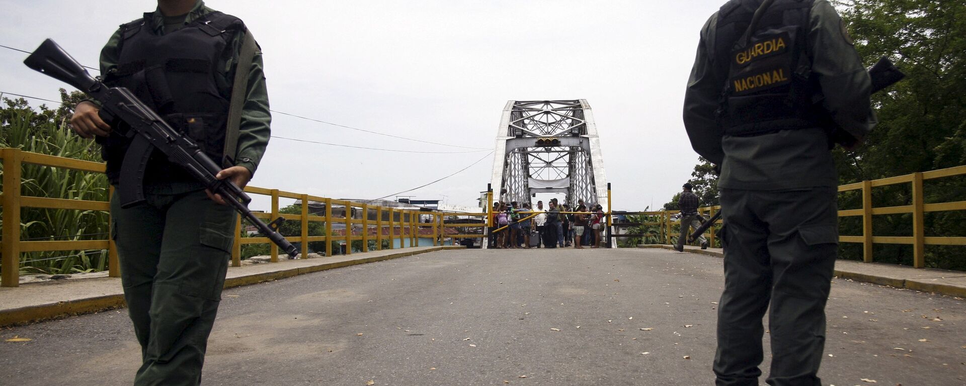 Venezuela's National Guards stand guard at the closed international bridge La Union, on the border with Colombia - Sputnik Mundo, 1920, 27.01.2022